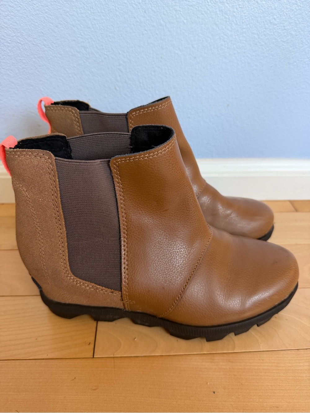 Sorel Joan of artic wedge II Chelsea youth size 4 wedge brown boots.
